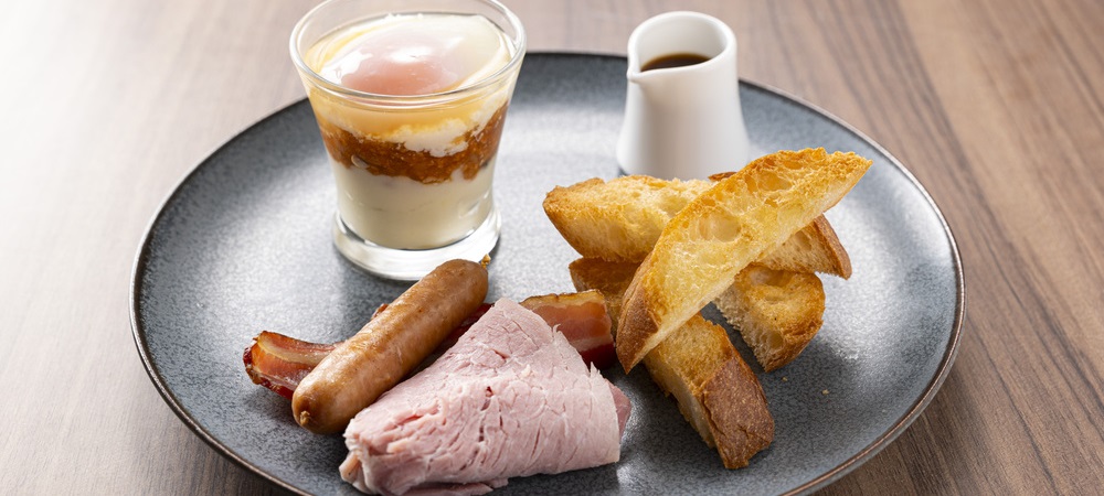 旧軽井沢KIKYOキュリオコレクションbyヒルトンの朝食で盛り付けたハーフビュッフェの利用例