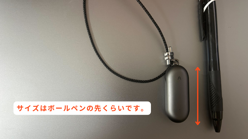 PLAUD NotePinとボールペンを横並びにして撮影した写真(PLAUD NotePinのサイズがボールペンのグリップ(持つ部分)と同程度であることを示している)